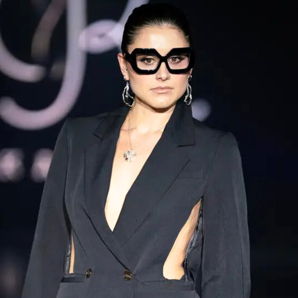 CR39 scratch-resistant lenses with UV protection in Renaissance sunglasses - 5-barrel hinge construction on Renaissance sunglasses for lasting durability