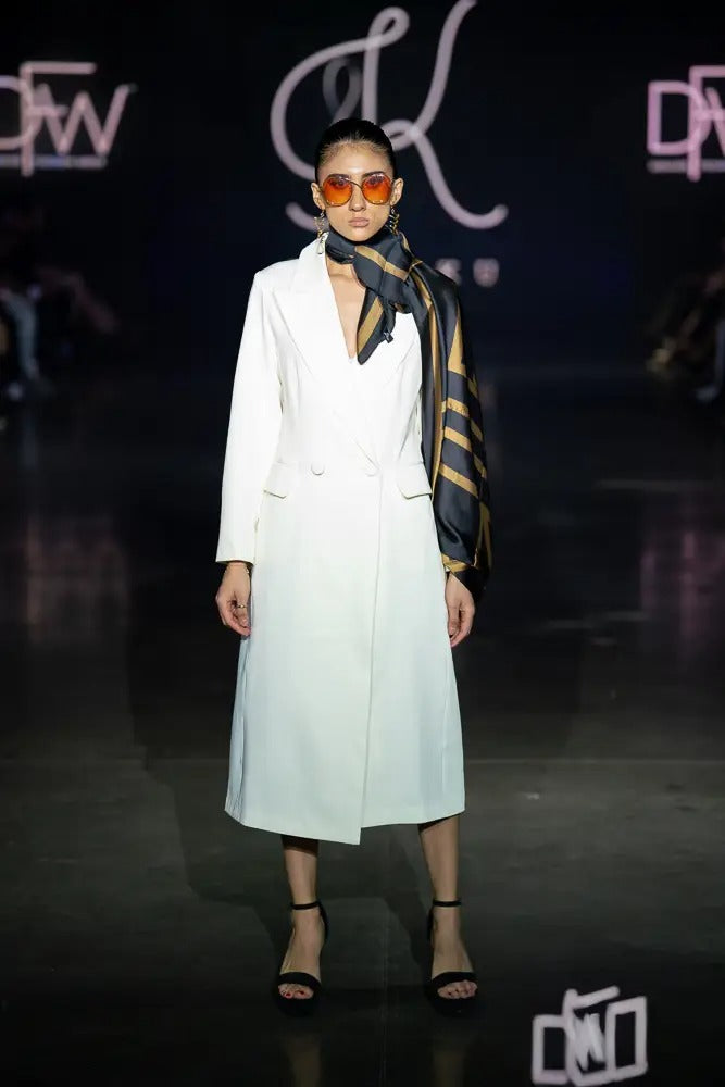 Slim-fit beige blazer for women with new lapel design and long sleeves - made-to-measure women's beige blazer with tailored waist - Model wearing Kazoku Lunettes beige blazer in a professional setting