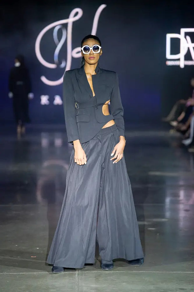 BLACK BLAZER WITHOPEN BACK, LONG SLEEVE , FOAMAL VERY ELEGANT AND FASHIONABLE 