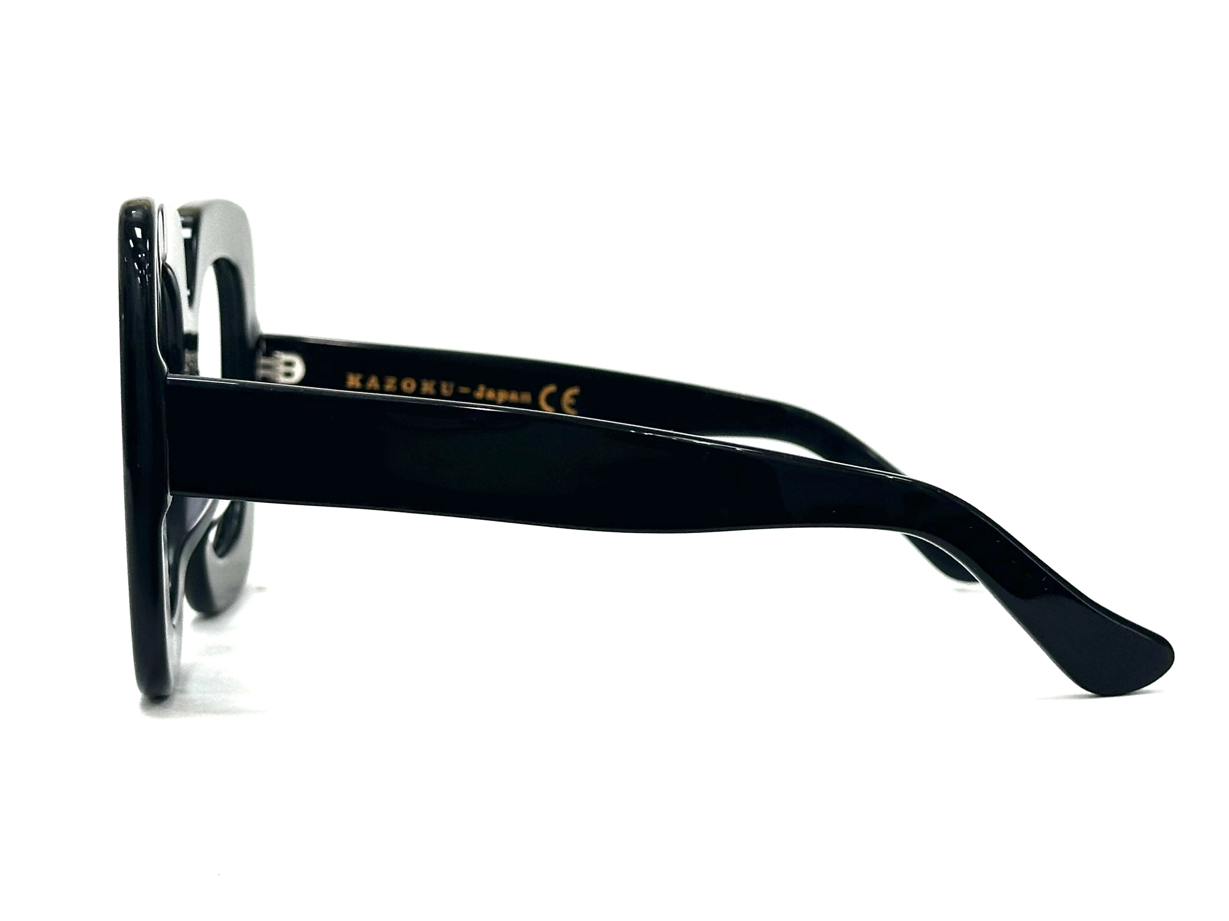 Black sunglasses - Acetate glasses with a universal fit for different nose shapes - How bold glasses enhance facial features for a striking look