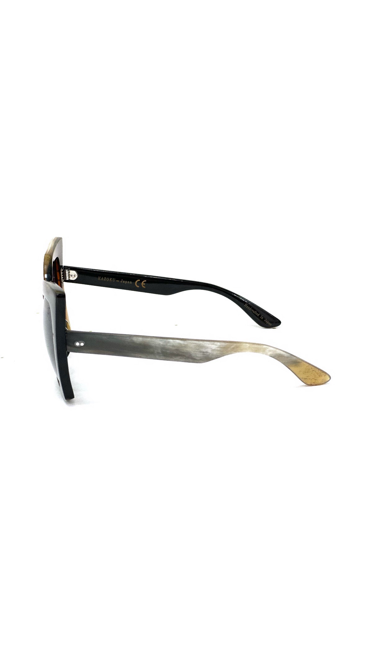 Durable spring hinges in collector horn eyewear design - Limited availability glasses with grey tint and UV protection - Natural horn material combined with modern CR39 technology