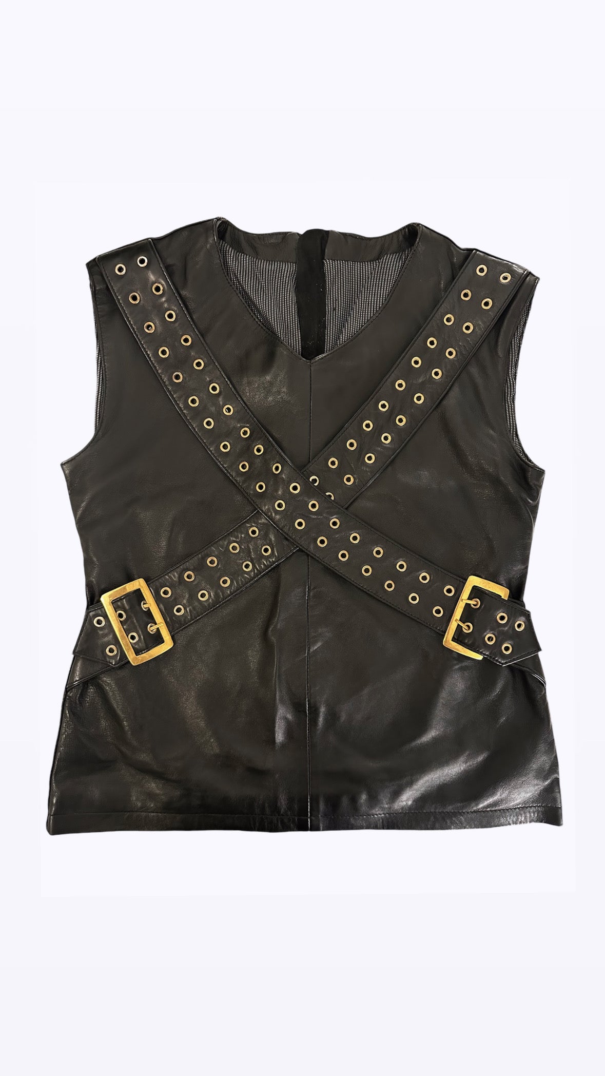 Full outfit featuring black leather vest and trousers - satin polyester lining inside luxury leather vest

Kazoku Lunettes exclusive leather vest – craftsmanship close-up

Black leather vest captured under soft studio lighting

