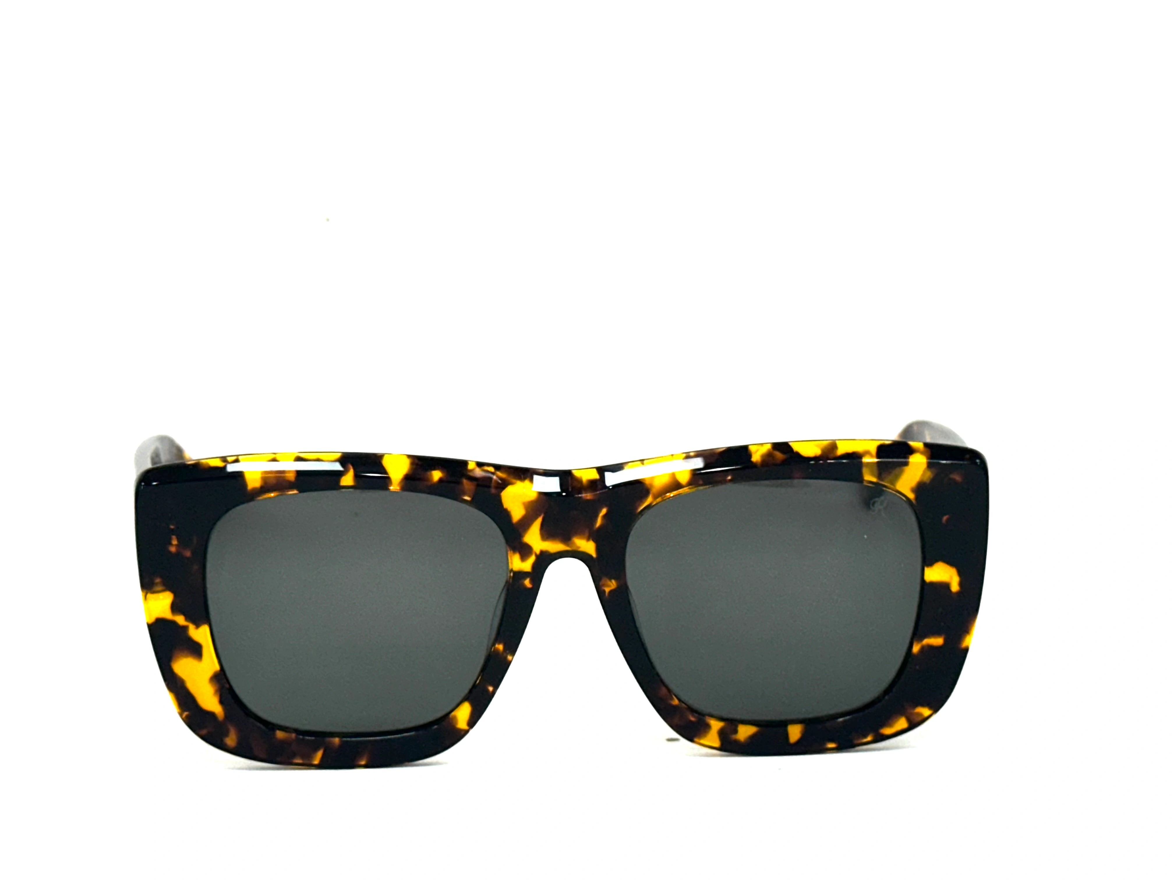 Sunglasses with tortoiseshell frame and dark lenses - ICON sunglasses on model face - 5-barrel hinge close-up