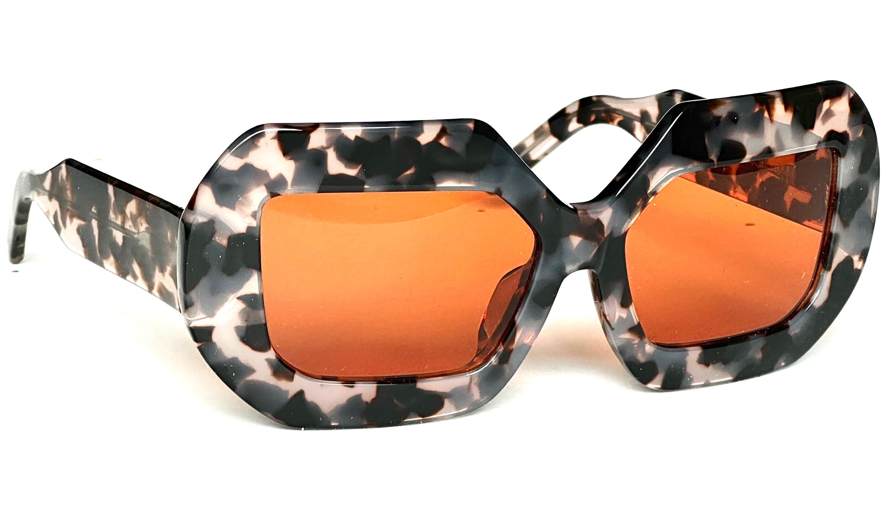 showcasing a stylish and bold design - Model wearing the Kazoku Lunettes Renaissance sunglasses