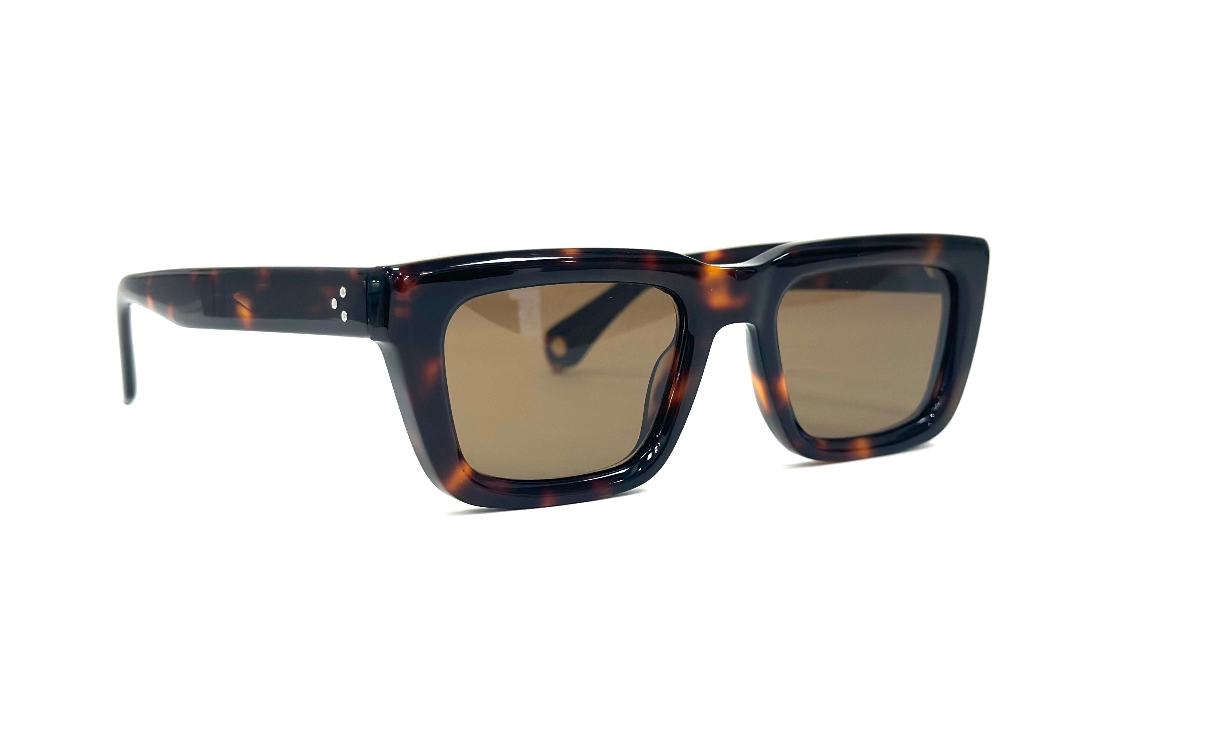 Sunglasses with tortoiseshell frame and brown lenses - Acetate and lens technology close-up - Wearing DIEHARD sunglasses for gaming eye protection