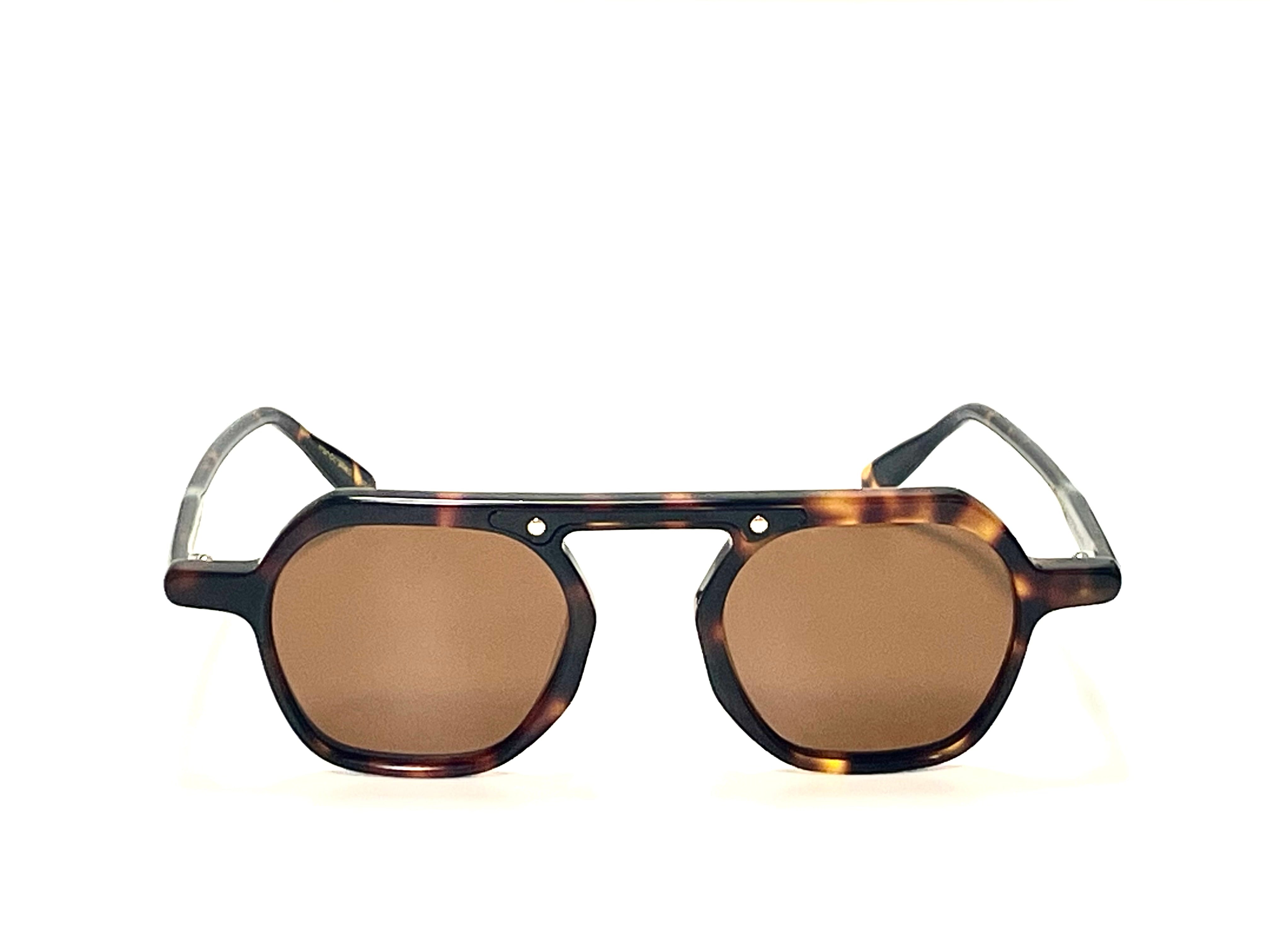Stylish Kazoku lunettes Commander sunglasses with brown lenses, offering UV protection and scratch-resistant, polarized features - Close-Up of Kazoku Lunettes Branding on COMMANDER Temple
