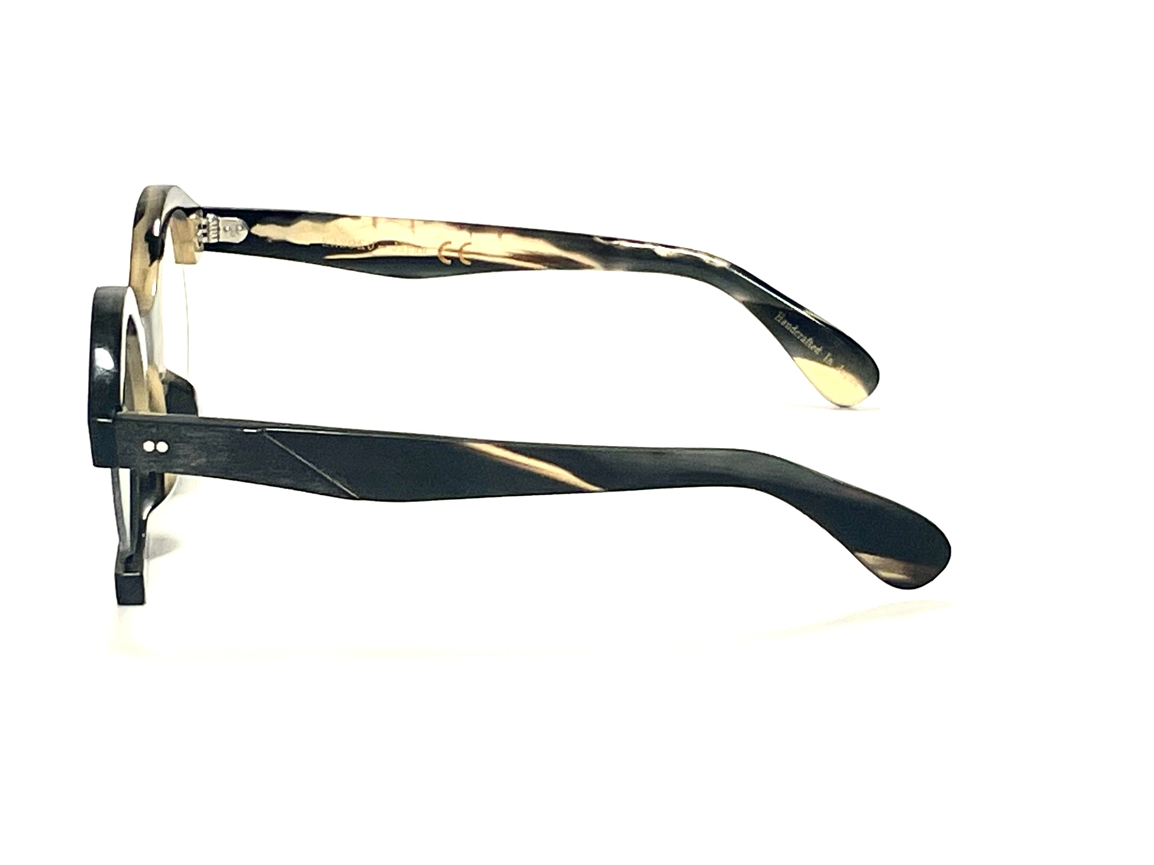 Natural horn patterns and color depth on BOMBASTIC eyewear - Luxury horn optical glasses with exclusive Kazoku Lunettes design - BOMBASTIC genuine horn frames – detailed texture macro shot
